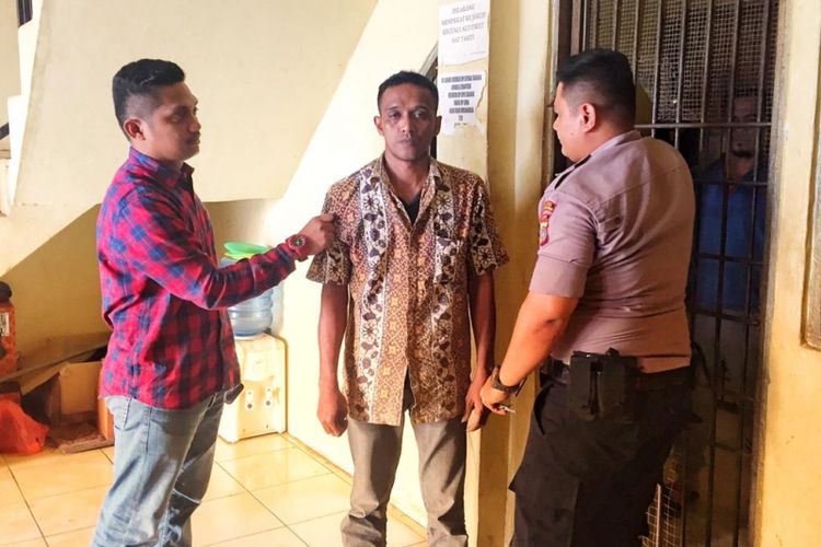 Polisi menahan salah seorang narapidana yang kabur dari Banda Aceh di Polres Lhokseumawe, Jumat (30/11/2018)