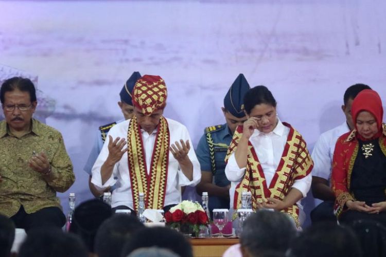 Hadiri Pembagian Sertifikat di Lampung Tengah, Jokowi-Iriana Pakai Kain Tapis