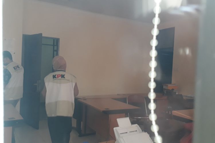 Tampak beberapa petugas tim penyidik KPK menggeledah Salah satu ruangan di Kantor Dinas PMPTSP Kabupaten Bekasi, Rabu (17/10/2018).