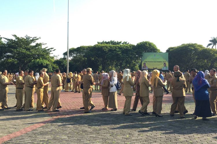 Pemerintahan Kota Bekasi melakukan halal bi halal usai melakukan apel pagi di lapangan Pemkot Bekasi, Senin (3/7/2017). 