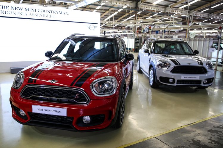 Mobil New Mini Cooper Countryman rakitan lokal terlihat di pabrik BMW Production Network 2, PT Gaya Motor, Jakarta Utara, Kamis (6/9/2018). Edisi pertama yang dirakit terdiri dari dua varian, yakni MINI Cooper Countryman dan New MINI Cooper S Countryman Sports.