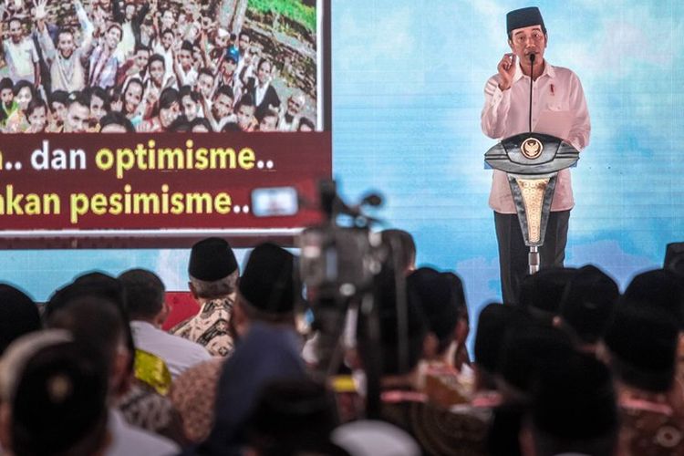 Presiden Joko Widodo berpidato saat menghadiri Silaturahmi Penyuluh Agama Jawa Tengah 2018 di Semarang, Jawa Tengah, Sabtu (14/4). Silaturahmi yang diikuti sekitar 5.711 penyuluh lintas agama se-Jateng tersebut membahas sejumlah isu diantaranya tentang kerukunan antarumat beragama, dan penguatan Negara Kesatuan Republik Indonesia (NKRI) melalui penerapan nilai-nilai Pancasila serta Bhinneka Tunggal Ika. 