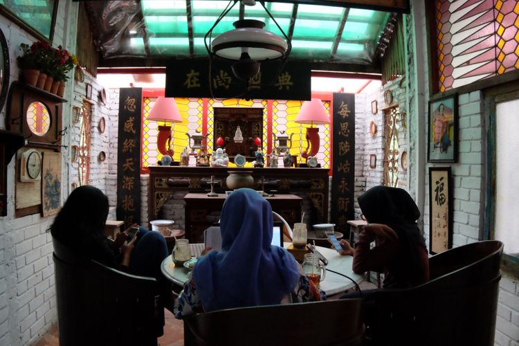 Pengunjung sedang berada di Roemah Coffee Loe Min Toe, Malang, Jawa Timur.