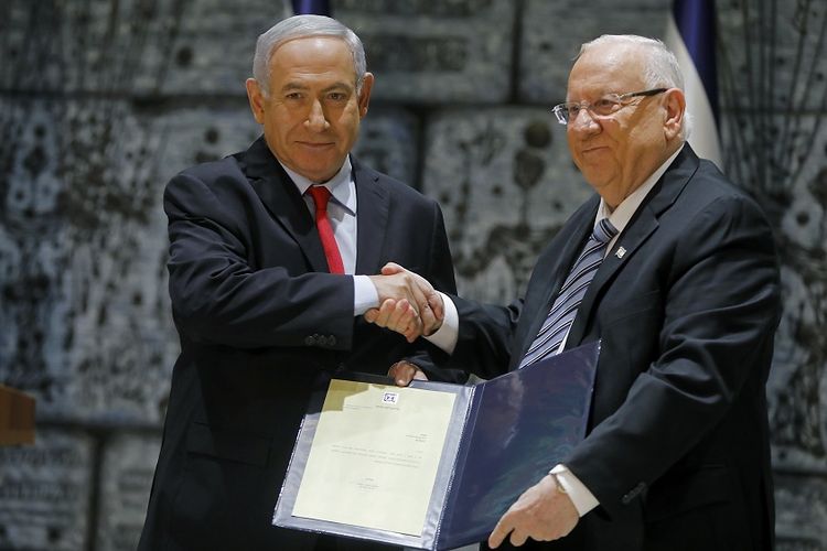Presiden Israel Reuven Rivlin (kanan) saat menyerahkan surat penunjukkan kepada Benjamin Netanyahu untuk mulai menyusun pemerintahan koalisi yang baru, Rabu (17/4/2019).