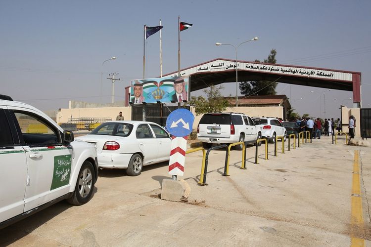 Kendaraan mengantre di pos perbatasan Yordania dengan Suriah di Jaber yang kembali dibuka pada Senin (15/10/2018).