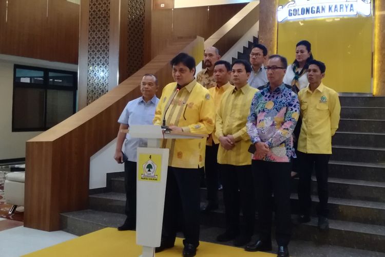 Ketua Umum Golkar Airlangga Hartarto didampingi sejumlah kadernya melakukan konferensi pers terkait Pilkada Serentak 2018 di gedung DPP Golkar, Jakarta, Senin (25/6/2018)