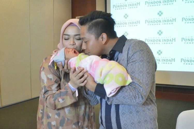 Artis peran Sheza Idris dan suaminya Surya Ibrahim menggendong anak pertama mereka Adreena Aisyah saat jumpa pers usai prosesi kelahiran di Rumah Sakit Pondok Indah, Jakarta Selatan, Kamis (3/1/2019).