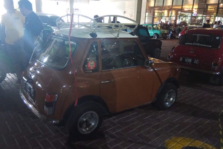 Mini Cooper Tahun 79 milik Bangbang Sudrajat menjadi salah satu yang memesona dalam acara Indonesia 1st Mini Day yang digelar di MaxxBox Lippo Karawaci, Tangerang, Banten, Sabtu (9/12/2017). Ia memodifikasi mobil asal Inggris tersebut menjadi lebih pendek sekitar 60 sentimeter dari ukuran standar.