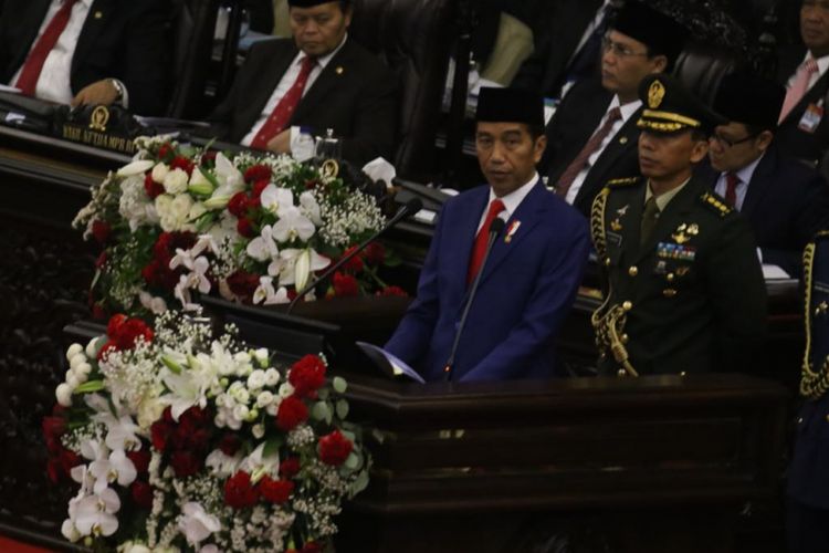 Presiden Joko Widodo saat berpidato dalam Sidang Tahunan MPR 2018 di Kompleks Parlemen, Senayan, Jakarta, Kamis (16/8/2018). 