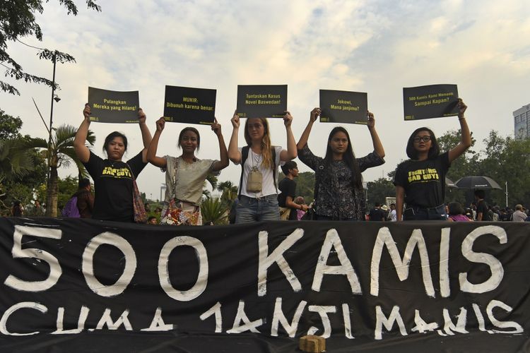 Sejumlah aktivis mengikuti aksi Kamisan ke-500 yang digelar Jaringan Solidaritas Korban untuk Keadilan di seberang Istana Merdeka, Jakarta, Kamis (27/7/2017). Dalam aksi bersama itu mereka menuntut komitmen negara hadir menerapkan nilai kemanusiaan dengan komitmennya menyelesaikan kasus-kasus pelanggaran HAM berat. 