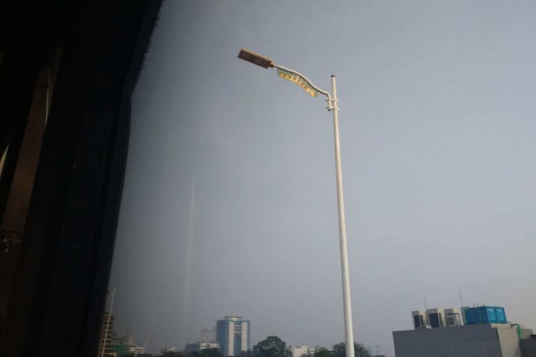 Lampu di koridor 13 Transjakarta mulai dipasang, Senin (11/6/2018).