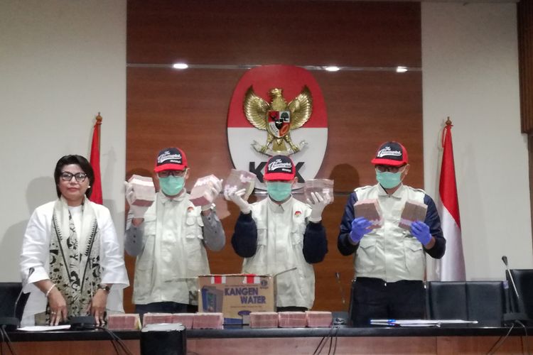 Tim penindakan KPK menunjukkan barang bukti yang disita KPK dalam operasi tangkap tangan (OTT) terhadap Bupati Mesuji Khamami. Khamami diduga menerima fee sekitar Rp 1,28 miliar dari pengusaha bernama Sibron Azis melalui beberapa perantara.