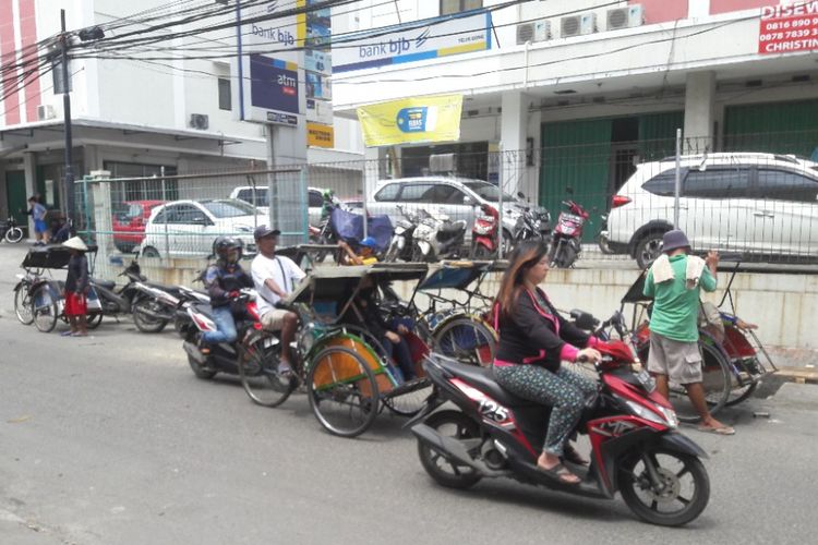 Sejumlah tukang becak masih bisa ditemui di kawasan Teluk Gong, Jakarta Utara, Senin (12/3/2018).