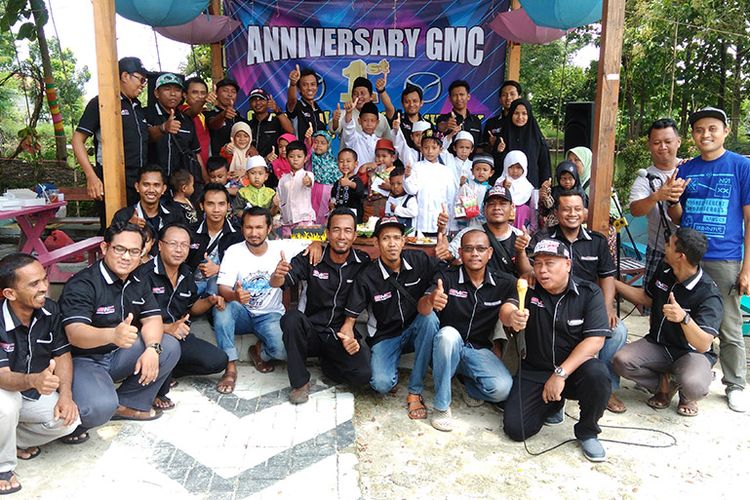 Para anggota GMC foto bersama anak yatim dalam perayaan anniversary perdana.
