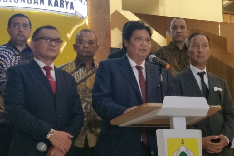 Ketua Umum Partai Golkar Airlangga Hartarto saat memberikan keterangan pers terkait pengunduran diri Idrus Marham dari struktur pengurus Partai Golkar, di kantor DPP Partai Golkar, Jakarta Barat, Jumat (24/8/2018).