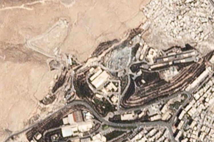 Foto satelit menunjukkan lokasi target sasaran serangan militer AS, Sabtu (15/4/2018). Tampak bagian yang diyakini hancur terkena misil AS.