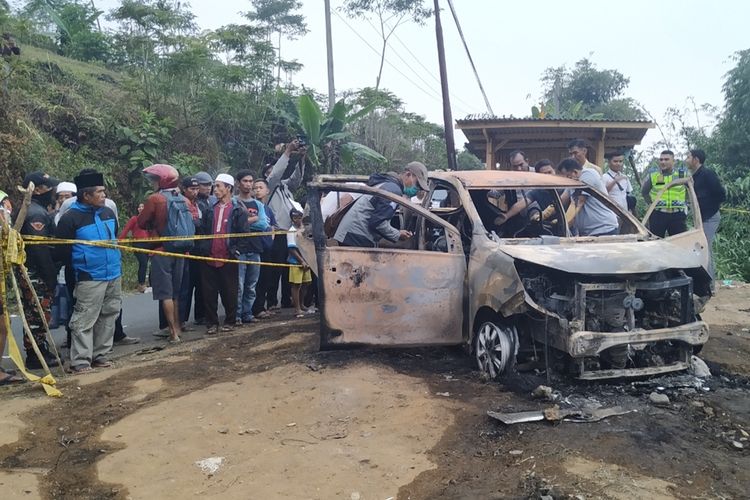 Sejumlah anggota Polres Sukabumi melakukan proses olah tempat kejadian perkara temuan dua jenazah dalam mobil terbakat di Cidahu, Sukabumi, Jawa Barat, Minggu (25/8/2019).