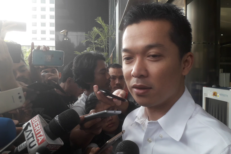 Eks atlet bulu tangkis Taufik Hidayat setelah diperiksa KPK terkait statusnya sebagai Staf Khusus Menpora dan Wakil Kasatlak Prima, Kamis (1/8/2019). 