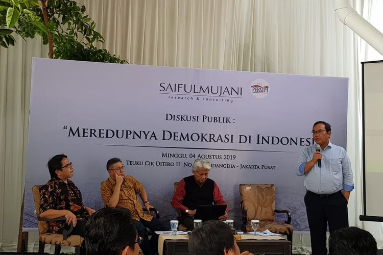 Pendiri SMRC, Saiful Mujani (kanan) sedang menjelaskan hasil penelitian dalam diskusi publik Meredupnya Demokrasi di Indonesia di Kantor SMRC, Gondangdia, Jakarta Pusat, Minggu (4/8/2019)