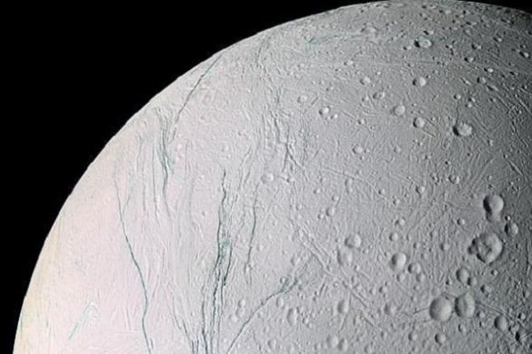 Enceladus, bulan Saturnus, yang berpotensi untuk ditinggali makhluk hidup.