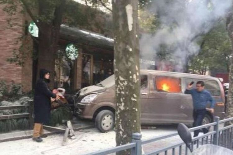 Beberapa orang terlihat menyelamatkan diri dari sebuah van yang terbakar di Shanghai, China, Jumat (2/2/2018). Van yang membawa tabung gas tersebut dilaporkan menabrak pejalan kaki, dan mengakibatkan 18 orang terluka.
