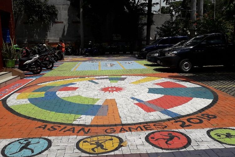 Suasana kantor Kelurahan Tegal Alur yang dilukis warna-warni untuk memeriahkan Asian Games 2018 pada Jumat (27/4/2018).