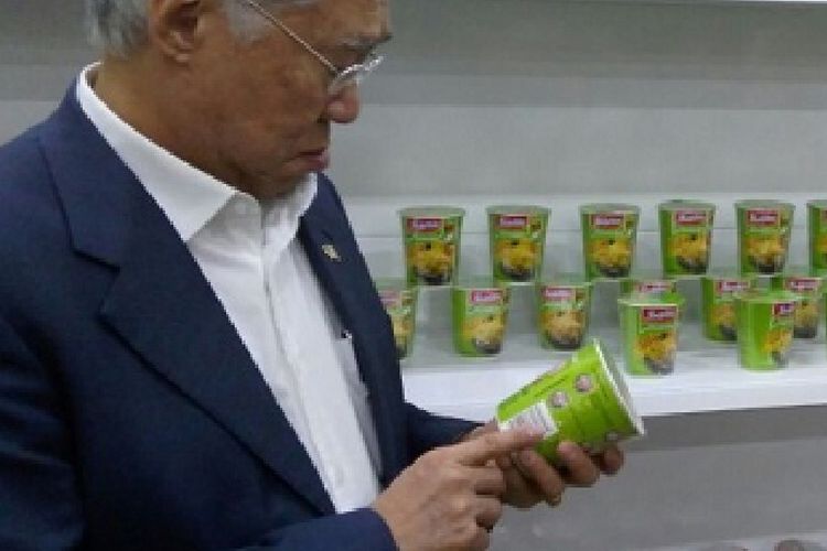 Menteri Perdagangan Enggartiasto Lukita mengamati salah satu produk yang dipajang di Paviliun Indonesia di Food City Mall, Moskow, Rusia, Sabtu (5/8/2017). 