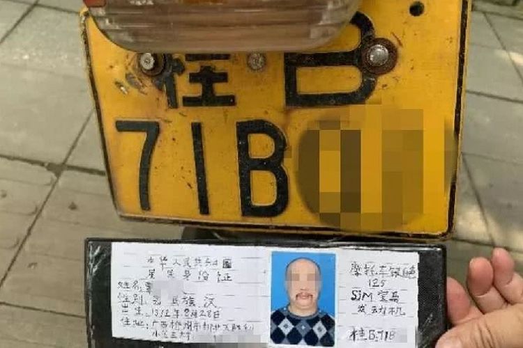 Inilah SIM buatan sendiri yang dibawa seorang pengendara sepeda motor di China.