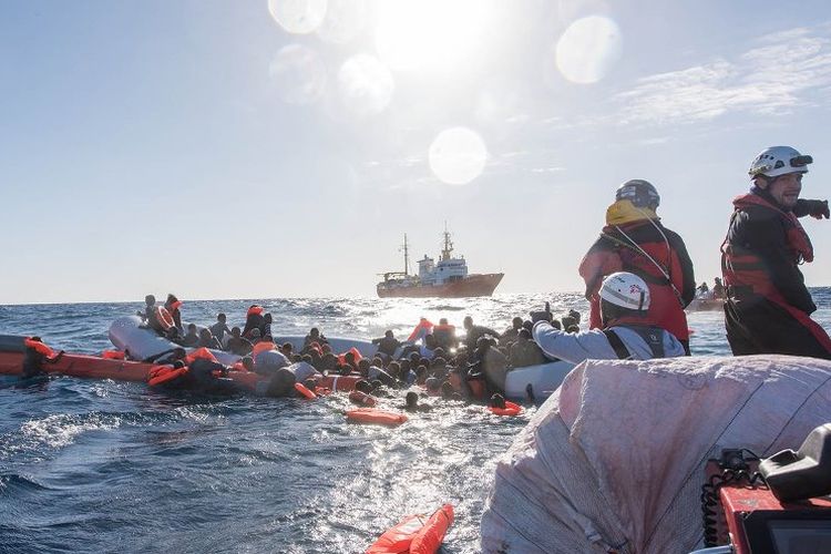 Proses evakuasi imigran di Laut Mediterania, Sabtu (27/1/2018). (SOS Mediterranee Italia via Twitter)