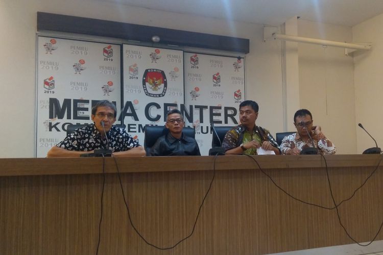 Komisioner dan sejumlah eks komisioner Komisi Pemilihan Umum RI (KPU) menggelar konferensi pers menindaklanjuti putusan Mahkamah Konstitusi (MK) terkait uji materi Pasal 173 Undang-undang Pemilu di Gedung KPU, Jakarta, Rabu (17/1/2018).