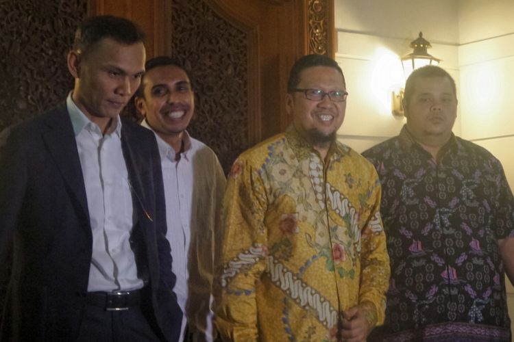 Pimpinan Gerakan Muda Partai Golkar (GMPG) usai bertemu Ketua Dewan Kehormatan Partai Golkar BJ Habibie di kediaman pribadi Habibie, Jalan Patra Kuningan, Jakarta Selatan, Senin (28/8/2017).