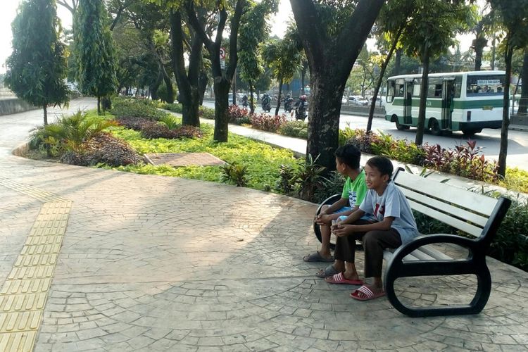 Jalur pedestrian di Taman Daan Mogot, Cengkareng, Jakarta Barat, Rabu (2/8/2017).