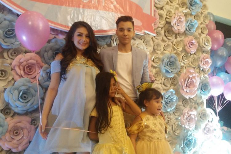 Celine Evangelista dan Stefan William menggelar acara baby shower atau tujuh bulanan di Arion Swiss-Belhotel Kemang, Jakarta Selatan, Minggu (20/8/2017).
