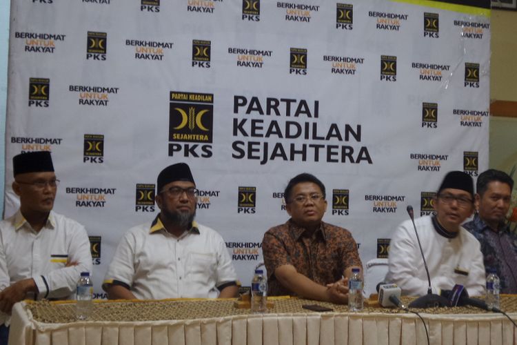 Presiden PKS, Mohamad Sohibul Iman (tengah) saat memberikan pernyataan pers bersama jajaran pimpinan PKS di Kantor DPP PKS Jalan TB Simatupang, Jakarta Selatan, Minggu (3/9/2017).