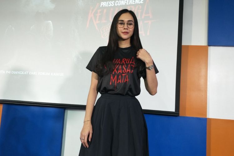 Aura Kasih dalam konferensi pers film Keluarga Tak Kasat Mata di kantor Kaskus, Jakarta Selatan, Rabu (15/11/2017). 