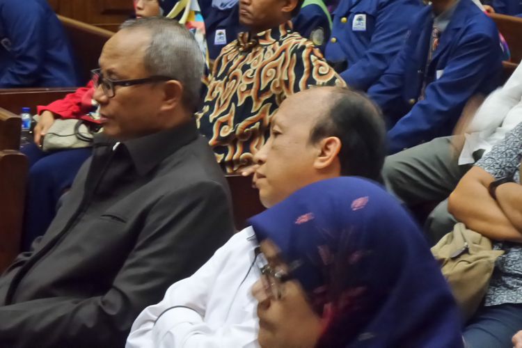 Sekretaris Jenderal Kementerian Desa dan PDTT Anwar Sanusi (tengah) di Pengadilan Tipikor Jakarta, Rabu (22/11/2017).
