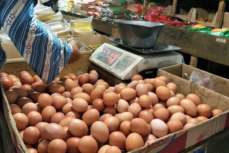 Salah satu kios pedagang telur di pasar Cimanggis, Tangerang Selatan yang menjual telur Rp 26.000 per kilogram, Selasa (19/12/2017).
