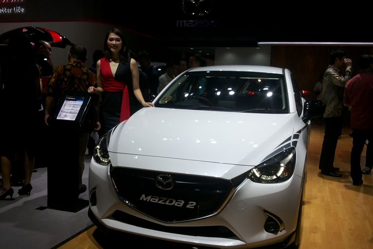 Unit Mazda 2 yang dipamerkan saat perhelatan Indonesia International Motor Show (IIMS) 2018.