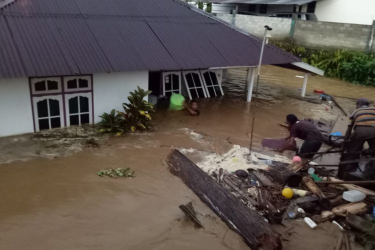 Puluhan rumah warga di Desa Kaitetu, Kecamatan Leihitu, Kabupaten Maluku Tengah terendam banjir akibat meluapnya sungai Wailoi setelah hujan deras mengguyur desa tersebut, Selasa (22/5/2018)