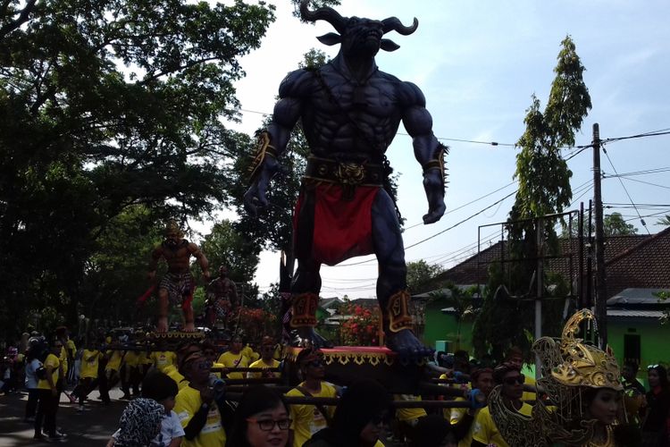 Ogoh - ogoh meriahkan karnaval budaya dalam Festival Pesona Lokal di Kota Malang, Minggu (14/10/2018)