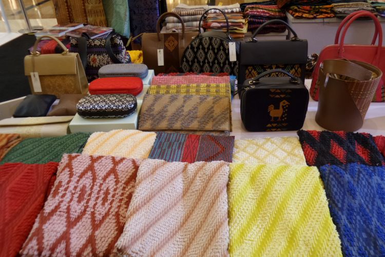 Sejumlah kain tenun dari 14 daerah dijual pada pameran dan bazar Cita Tenun Indonesia (CTI). Pameran dan bazar dari 14 daerah tersebut digelar sebagai penanda usianya yang ke-10 dan bertempat di Pacific Place Mall, Jakarta, 15-18 November 2018.