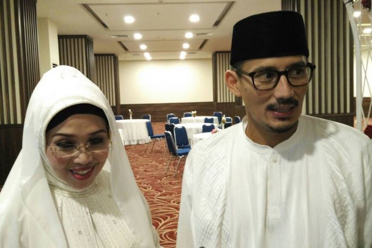 Sylviana Murni dan wakil gubernur terpilih DKI Sandiaga Uno di Mal Seasons City, Jakarta Barat, Selasa (13/6/2017).