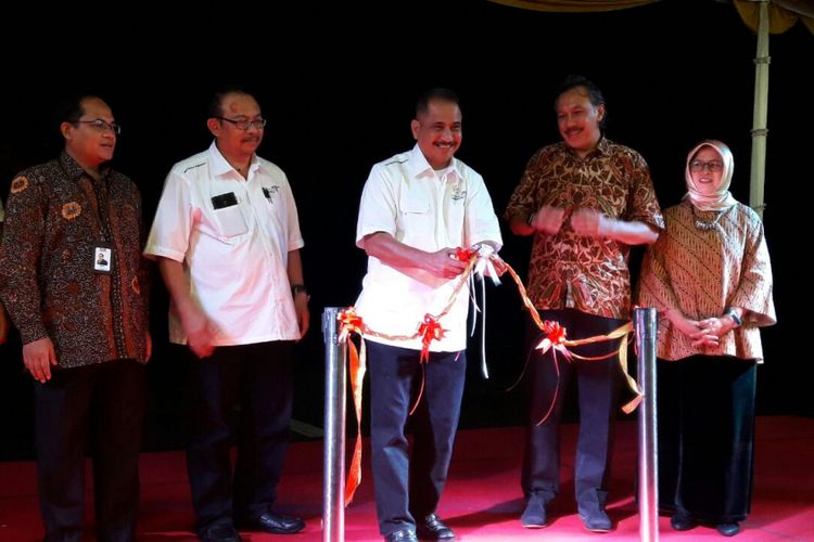 Menteri Pariwisata Arief Yahya menggunting pita tanda peluncuran Badan Otorita Pariwisata (BOP) Borobudur di Taman Wisata Candi Borobudur, Magelang, Jumat (9/2/2018) malam.