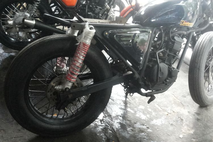 Salah satu sepeda motor yang sedang dalam proses dimodifikasi bergaya scrambler di bengkel Clacustique, Depok, Senin (19/2/2018).