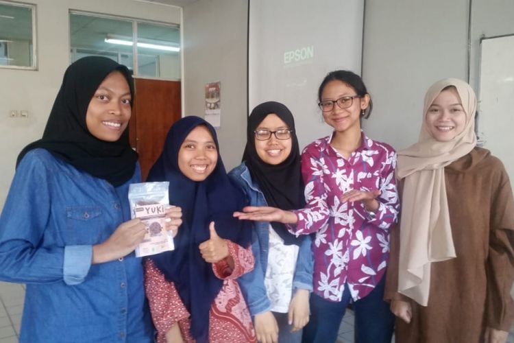 Sejumlah mahasiswa Fakultas Teknologi Pertanian Universitas Brawijaya, Kota Malang yang lolos kompetisi pangan dunia berkat biskuit tempe.