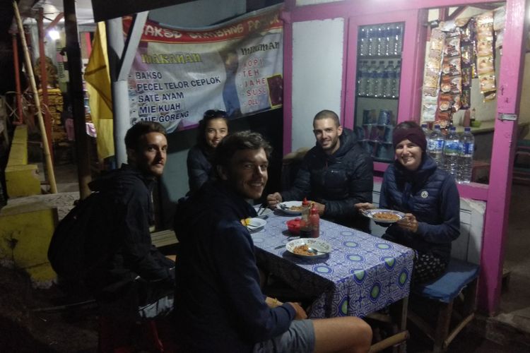 Turis Perancis sedang menyantap nasi goreng di sebuah warung di area wisata Cemoro Lawang, Desa Ngadisari, Kecamatan Sukapura, Probolinggo, Jawa Timur beberapa waktu lalu.(KOMPAS.com / WAHYU ADITYO PRODJO)