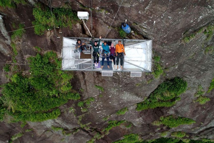 Hotel gantung Padjajaran Anyar yang terletak di tebing Gunung Parang, Purwakarta, Jawa Barat setinggi 500 meter difoto menggunakan drone, Minggu (19/11/2017). Hotel gantung ini diklaim sebagai hotel gantung tertinggi di dunia mengalahkan ketinggian hotel gantung di Peru. 