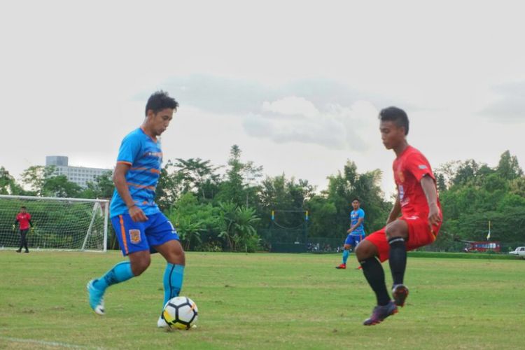 Pusamania Borneo FC saat uji coba melawan Tim Universitas Negeri Yogyakarta (UNY). Pada laga uji coba ini, tim berjuluk Pesut Etam menang tipis 2-1 atas Tim UNY