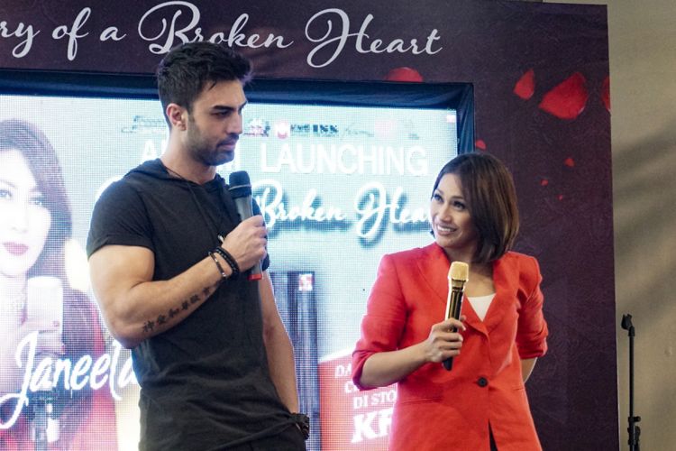 Penyanyi Tata Janeeta dan sang suami, Mehdi Zati dalam peluncuran album Story of a Broken Heart di sebuah restoran cepat saji di kawasan Kemang, Jakarta Selatan, Rabu (25/7/2018).