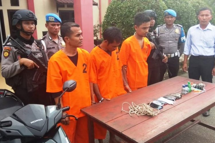 Polisi memperlihatkan tiga pelaku penculikan di Mapolres Aceh Utara, Selasa (18/12/2018)
